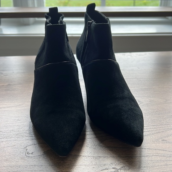 Donald Pliner black suede ankle boots size 8 - Picture 3 of 10